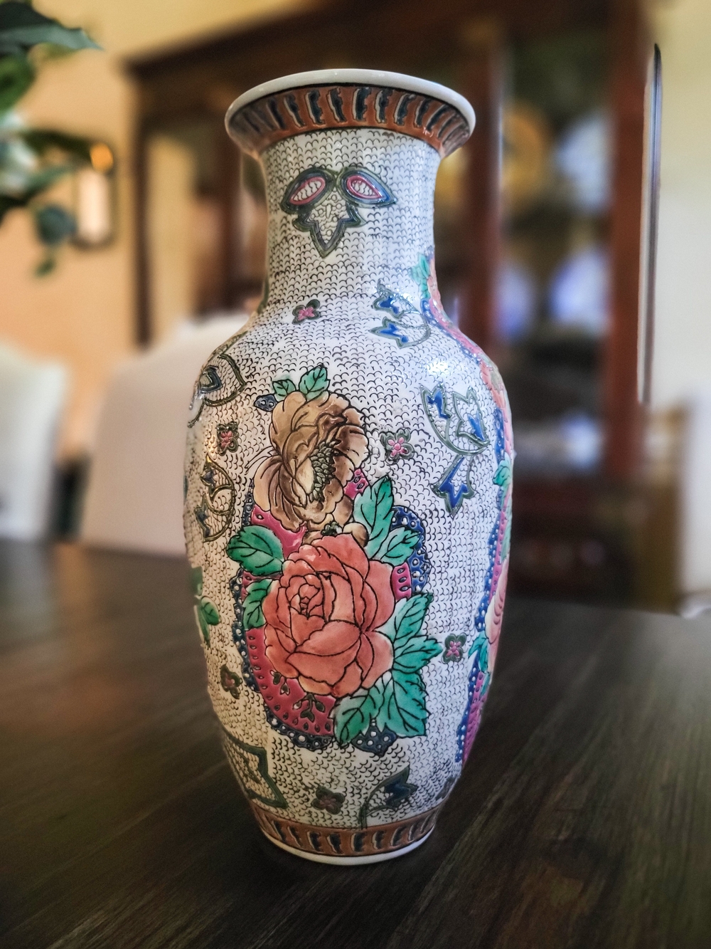 Vintage Chinese Porcelain Floral Vase – Hand-Painted Decorative Chinoisorie